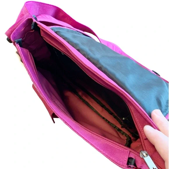 CONVERSE | messenger bag deep pink with extendable shoulder strap - Picture 8 of 12